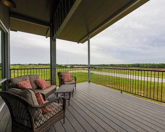 Airplane/Hanger 2 bedrooms 2 baths, with beautiful views and a runway.#1 - Salado - Balkon