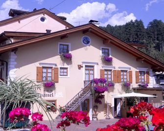 Hotel Garni Salvanel - Cavalese - Gebäude