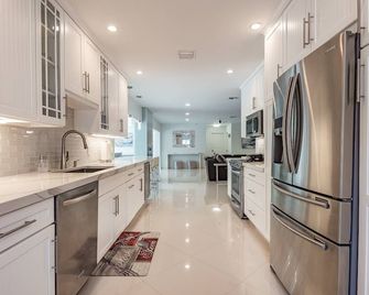 Salt Water Heated Pool, Perfect Home For - Deerfield Beach - Kitchen