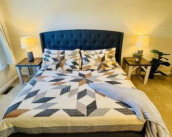 Pet Friendly/ Minutes from Fort Novosel w/Pool Access - Enterprise - Ložnice