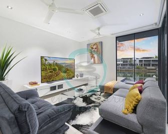 Zenlux: 4br Bayview Mansion Infinity Pool + Cinema - Winnellie - Phòng khách