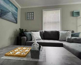 Best Location-Spacious Luxury Oasis-Free Wine - East Haven - Living room