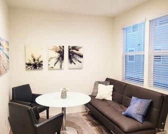 Beach Condo nestled between IB & Coronado - Imperial Beach - Living room
