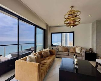 Luxury Beachfront Condo 3BR 3BA with stunning views - تيجوانا - غرفة معيشة