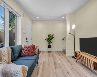 Brand-New Cozy & Spacious 2 Bed/1 Full Bathroom Laneway House - فانكوفر - غرفة معيشة