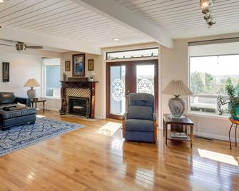 Home with Views and Fire Pit, 10 Mi to Aztec Ruins! - Farmington - Oturma odası