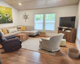 Comfy Cottage in Apalachicola; Easy Walk to Downtown! - Apalachicola - Soggiorno