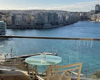 New Luxurious Seafront Apt. With Breathtaking View - Sliema - Balcony