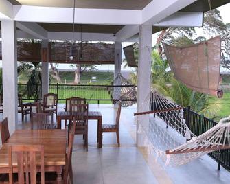 Serene Park Hotel - Tissamaharama - Patio