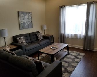 Sunset Cottage Motel - Ligonier - Sala de estar