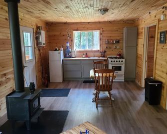 Off grid cottage in the woods. Peaceful,in nature, pet friendly. no electricity - Bathurst
