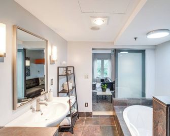 Dtwn Cleveland Loft-Style Condo: Walk to Stadiums! - Cleveland - Bathroom