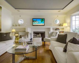 A Touch of Cape Cod in West Hollywood - Beverly Hills - Living room