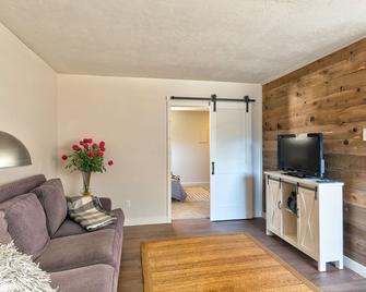 Welcome to Everett Darling Couples Getaway - Caldwell - Living room