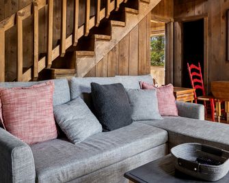 Vibrant Woodland Cabin Sanctuary near Great Cacapon River in West Virginia - Mathias - Sala de estar