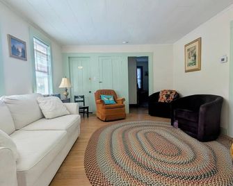 Spacious Ground Floor 2/3 Bed private suite 5 minutes walk to Bridge of Flowers - Shelburne Falls - Living room