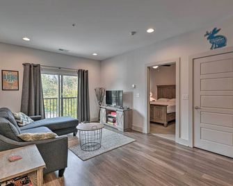 Modern Nashville Condo 7 Mi to Downtown! - Nashville - Living room
