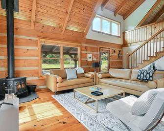 Bear Creek Cabin- 8 Mi To Tiec, Hot Tub, Sleeps 7 - Pet Friendly - Columbus - Living room