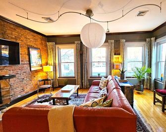 Uber Cool! Modern City Triplex +Close to center - Boston - Living room