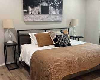 The charming Scissortail Farmhouse on land with hot tub minutes from downtown! - Tulsa - Schlafzimmer