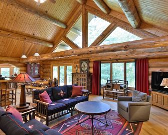 Secluded luxury log home in Wisconsin wilderness - Clam Lake - Living room