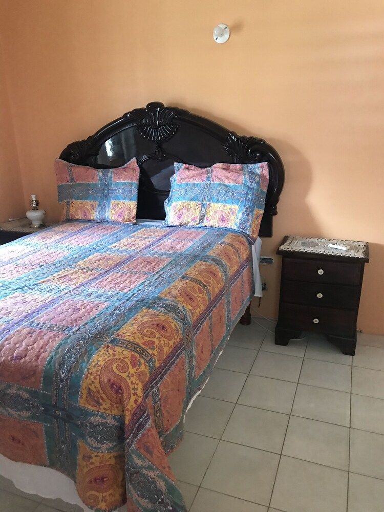 Clean ,comfortable secure,private 5mins away from the beach,entertainment - Montego Bay - Chambre