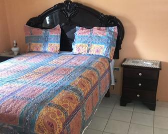 Clean ,comfortable secure,private 5mins away from the beach,entertainment - Bahía Montego - Habitación