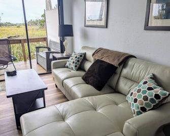 Nature Is Waiting For You! Explore, Relax And Enjoy It! - Crystal River - Living room