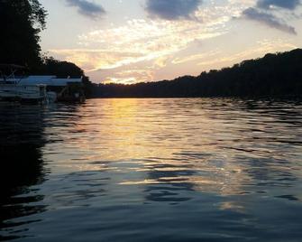 Spacious Lakefront Home On The Point With Great Views - Harrodsburg - Playa
