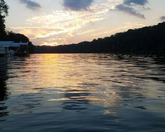 Spacious Lakefront Home On The Point With Great Views - Harrodsburg - Playa