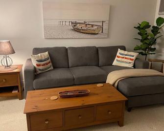  Poolside Condo at Beautiful Mabel Lake - Enderby - Living room