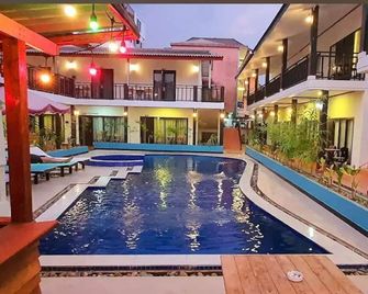 Vangvieng Night Market Resort - Vang Vieng - Svømmebasseng