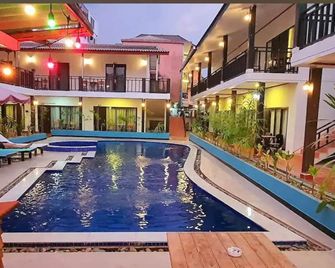 Vang Vieng Night Market Resort - ואנג ויינג - בריכה