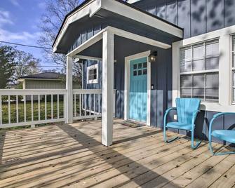 Pet-Friendly Cottage, 3 Blocks to Main St! - Tomball - Balcony