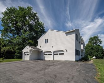 Saratoga Springs Comfort • Near Race Course - Ballston Spa - Building