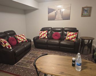 The Peaceful Lower Loft - Winnipeg - Living room