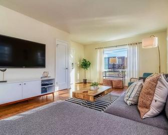 Downtown Charmer · Downtown Charmer, cozy cottage for up to 4 people - Walla Walla - Living room