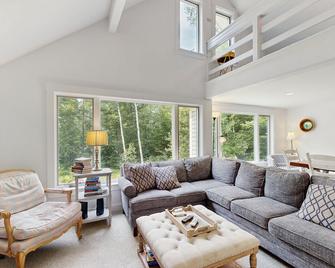 Two-level home near Story Land with deck, firepit & W/D - Intervale - Living room