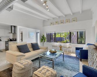 Hidden Gem In Heart Of Fort Lauderdale With Heated Pool And Hot Tub! - Fort Lauderdale - Living room