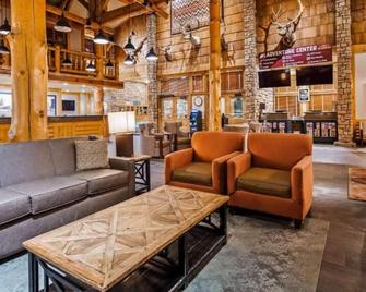 Modern Elegance in the Heart of Utah! Indoor Pool, Free Breakfast, Free Parking! - Bryce - Living room