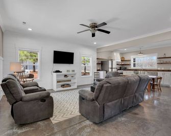 Tims Ford Lake! Modern farmhouse right across street from State Park - Winchester - Living room