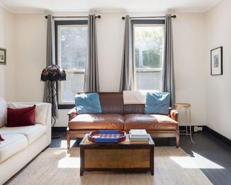 Wynkoop at Carlton: Taste of Europe, Walk to Wineries, Dog Friendly - Carlton - Living room