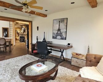 2-bedroom bungalow back to th golf course in welcoming Innisfil - Innisfil - Living room