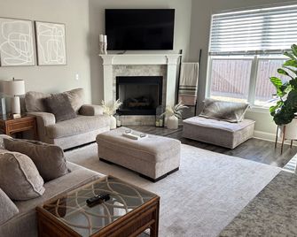 Nwa Modern Stay - Springdale - Вітальня
