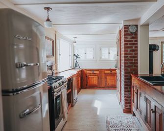 Historic farmhouse by the river in Keene, NY near Lake Placid & Whiteface Mt. - Keene - Kitchen