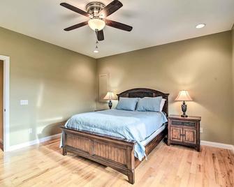 Cozy Home with Patio, 2 Mi to Dale Hollow Lake! - Burkesville - Bedroom
