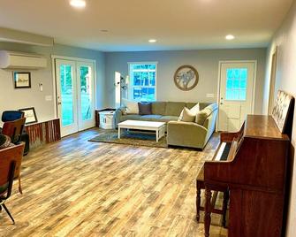 The Farmhouse at Cedar Star Ranch - Bellingham - Living room