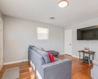 3BR Newport News Home, Perfect for Shipyard Access - Newport News - Living room