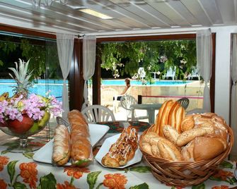 Hotel La Forêt & Beach Club - בוזיוס - בופה