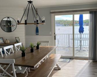 Large 4BR with 40' Private Dock on Pentwater Lake. - Pentwater - Comedor